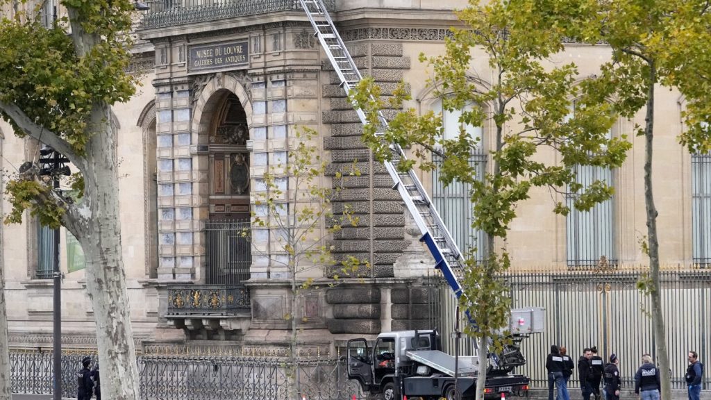 كيف أصبحت مصعد شحن ألماني نجمًا غير متوقع على وسائل التواصل الاجتماعي في عملية سرقة متحف اللوفر