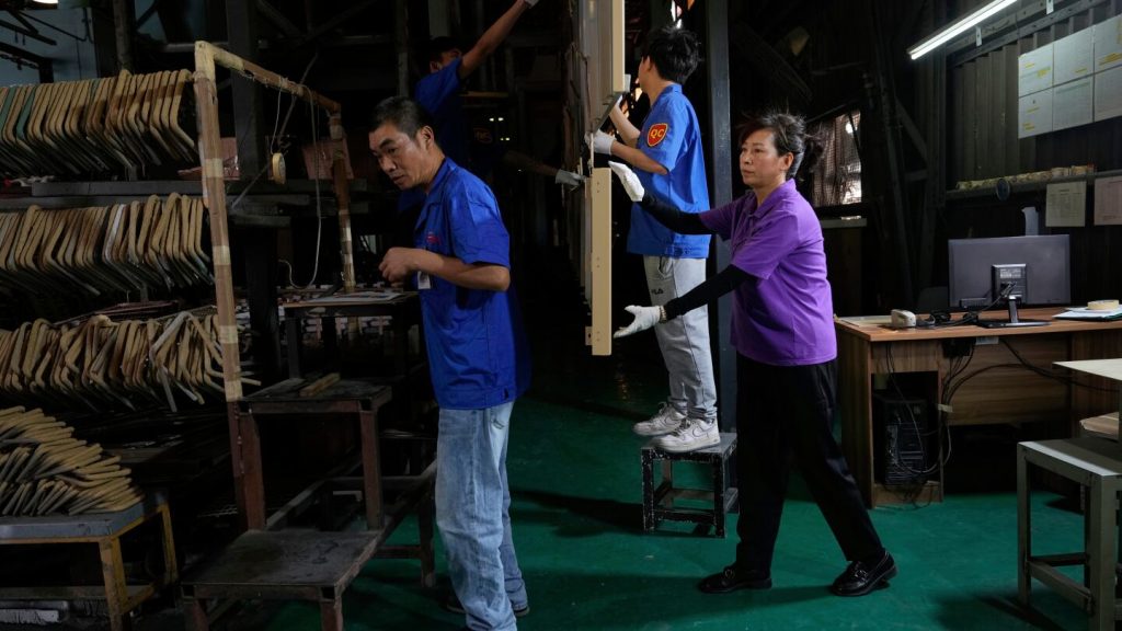 تقلص نشاط المصانع في الصين للشهر السابع، مما يعكس ضغط التعريفات الجمركية على التجارة