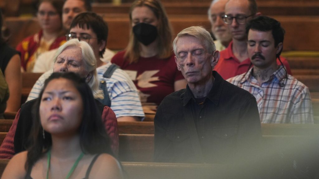 يلجأ الشباب إلى عبادة الكويكرز الصامتة لتعويض العالم الصاخب والتعامل معه