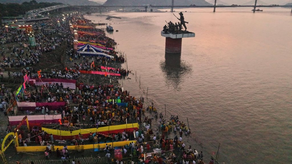 صور للمصلين الهندوس يحتفلون بمهرجان تشاث في الهند