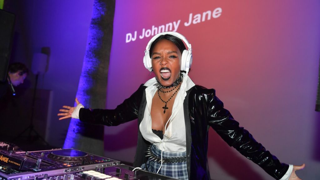 تتبنى جانيل موناي دور HalloQueen، مما يخلق إمبراطورية حيث يتصادم الفن والحرية في أكتوبر