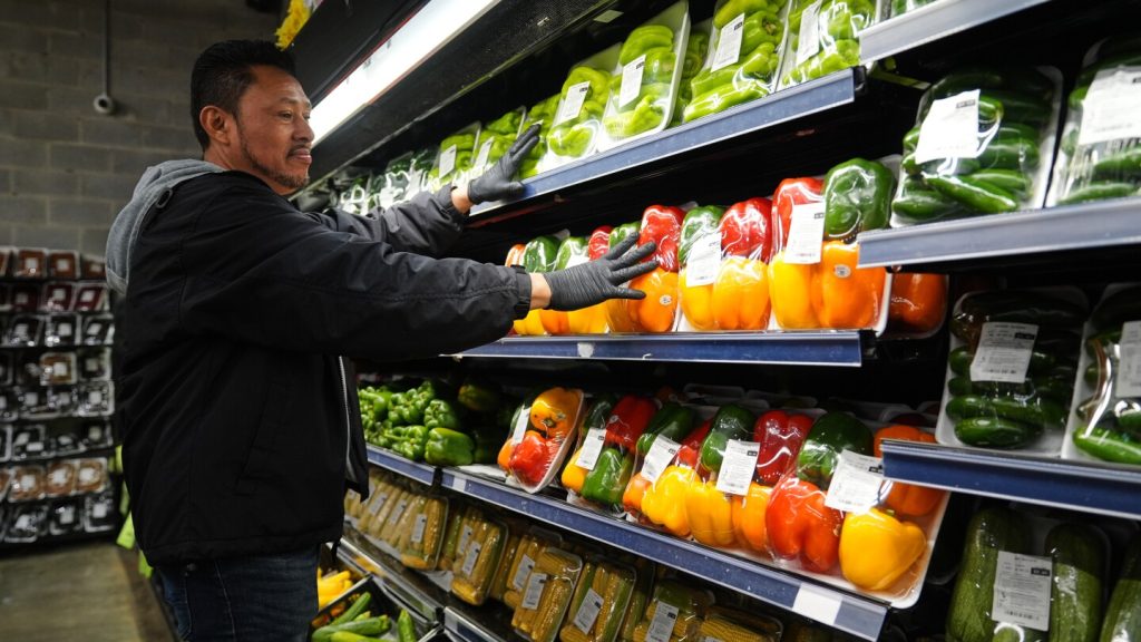 قدمت SNAP المساعدة في مجال البقالة لأكثر من 60 عامًا؛ وإليك كيف يعمل
