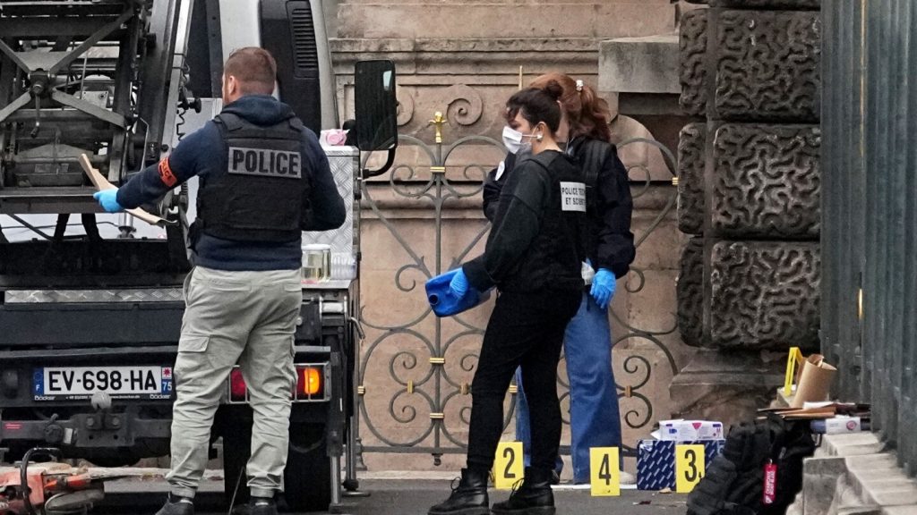 ماذا تعرف عن التحقيق في سرقة متحف اللوفر؟