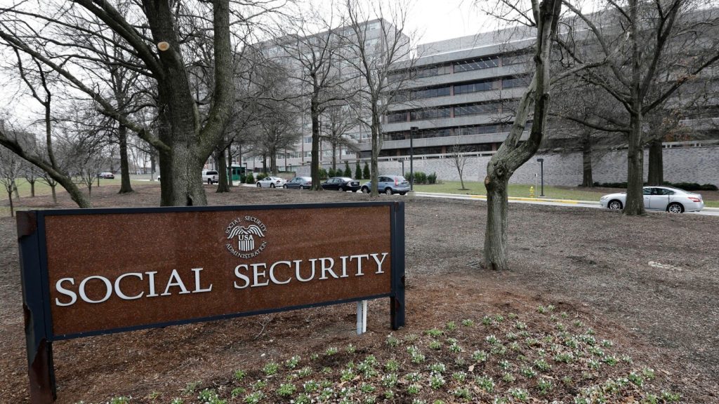 يحصل المستفيدون من الضمان الاجتماعي على زيادة في تكلفة المعيشة بنسبة 2.8٪ في عام 2026، بمتوسط 56 دولارًا شهريًا