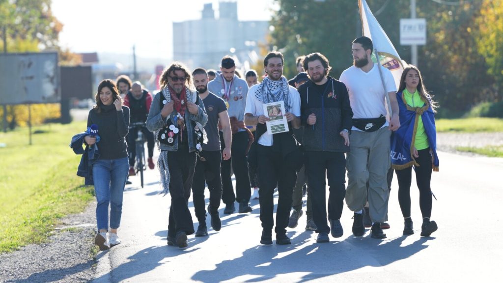 يقوم الطلاب برحلة عبر صربيا للقيام بحملة من أجل ضحايا انهيار المحطة قبل الذكرى السنوية