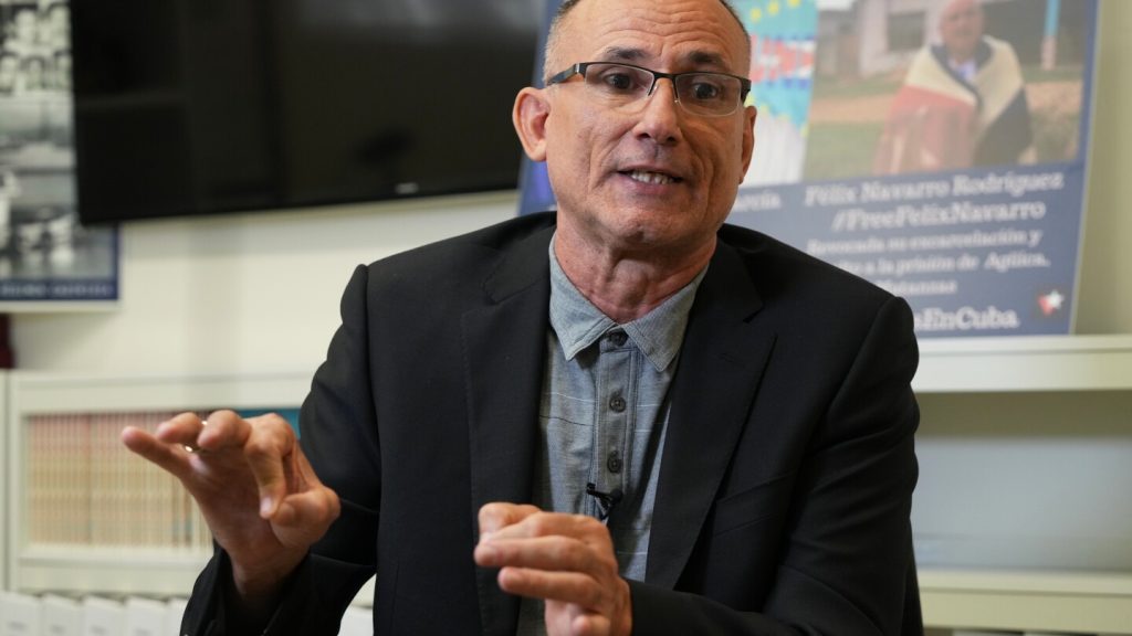 يقول المنشق الكوبي المؤثر إن معركته ضد الحكومة ستستمر خارج الجزيرة