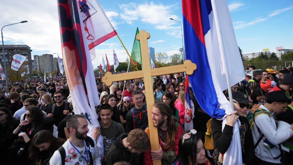 شباب صربيا يقودون الآلاف في مسيرة في عطلة نهاية الأسبوع بمناسبة انهيار المظلة المميت العام الماضي