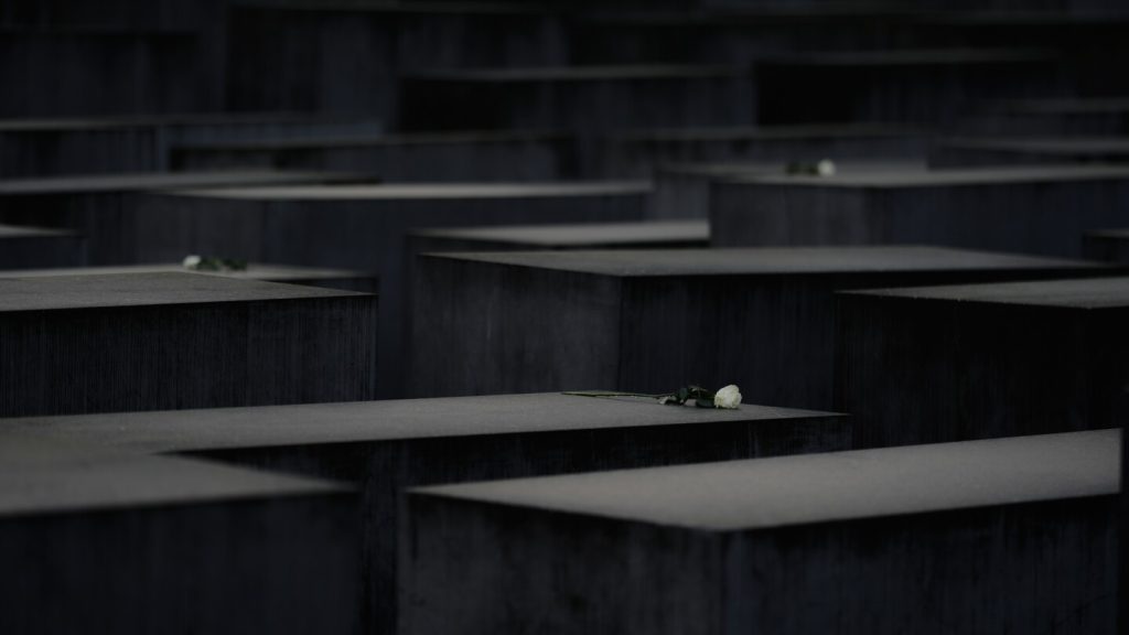 ألمانيا ستمنح أكثر من مليار دولار للرعاية المنزلية للناجين من المحرقة في عام 2026