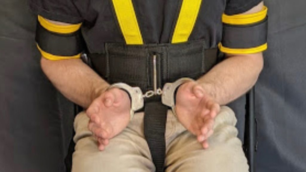 نقلاً عن تحقيق AP، يطالب أعضاء مجلس الشيوخ بإجابات حول استخدام قيود الجسم بالكامل أثناء عمليات الترحيل