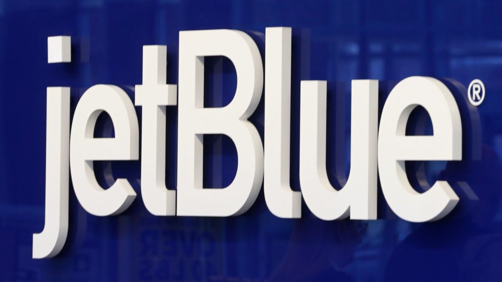 تم نقل ركاب JetBlue إلى المستشفى بعد هبوط اضطراري في فلوريدا