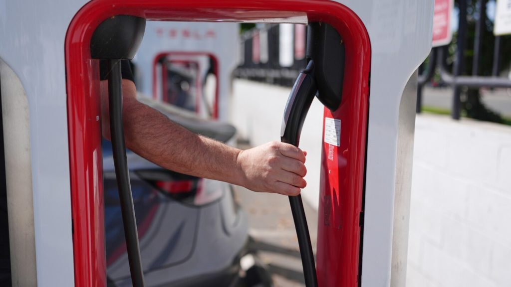 توصلت الدراسة إلى أن المركبات الكهربائية تتغلب بسرعة على بنيتها كثيفة الاستهلاك للطاقة لتكون أنظف من سيارات الغاز