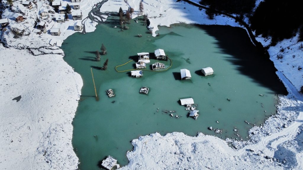 لقد غمرت المياه هذه القرية السويسرية والآن تساقطت الثلوج تحتها. إنهم يحفرون طريقهم للخروج ببطء