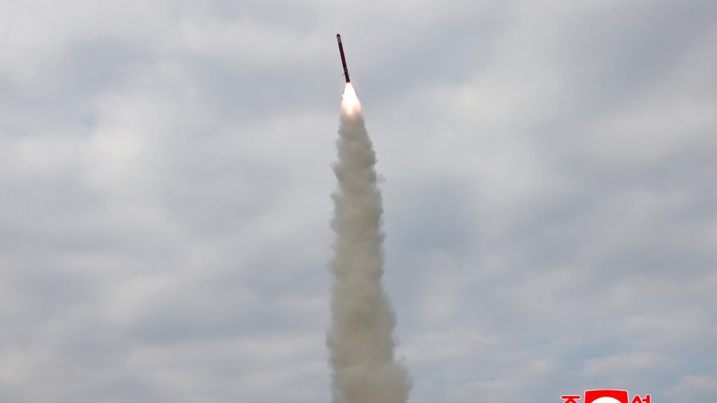 كوريا الشمالية تروج للتجارب الصاروخية بينما يزور ترامب كوريا الجنوبية