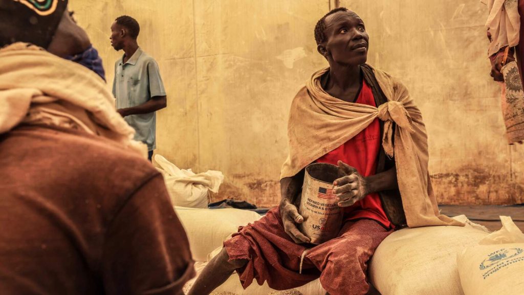 ويحذر برنامج الأغذية العالمي التابع للأمم المتحدة من أن تخفيضات المانحين تدفع ملايين آخرين إلى الجوع