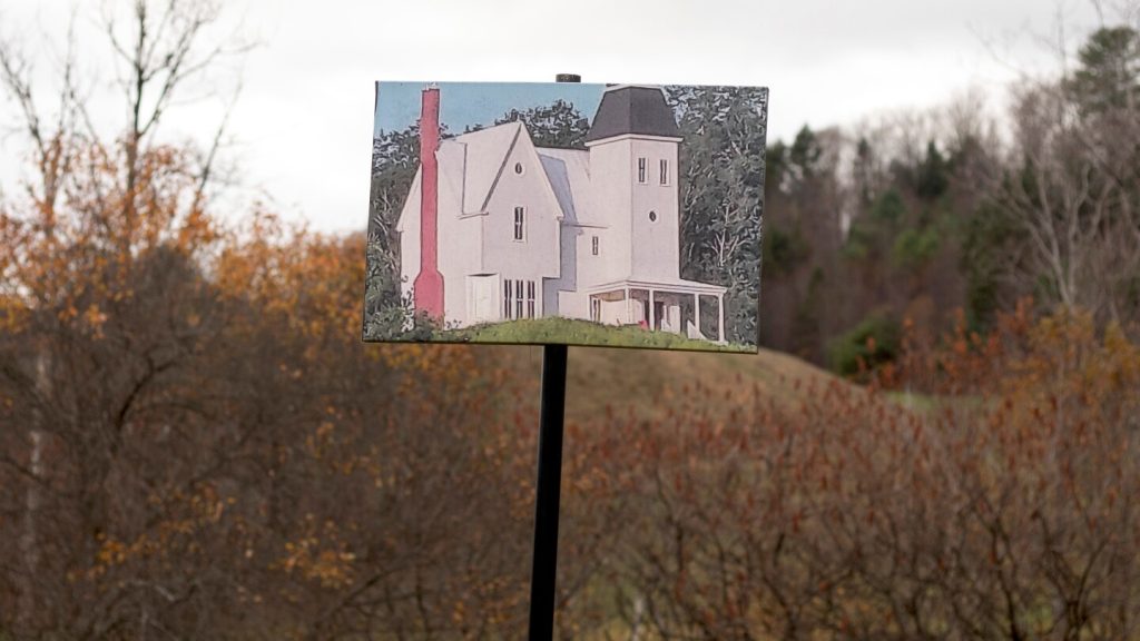 مدينة فيرمونت تجذب عشاق فيلم “Beetlejuice” إلى موقع أفلام الرعب الشهير