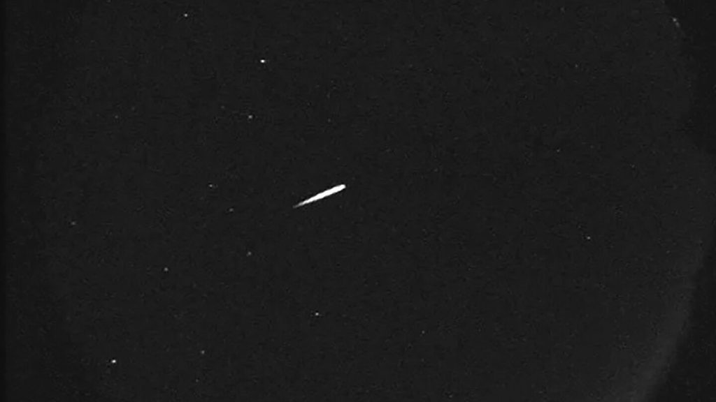 كيفية مشاهدة زخات شهب الجباريات، حطام مذنب هالي