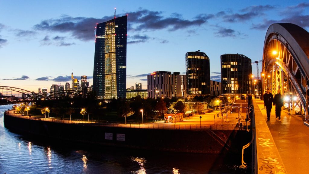 يترك البنك المركزي الأوروبي سعر الفائدة الرئيسي دون تغيير مع تغلب الشركات على الرسوم الجمركية الأمريكية