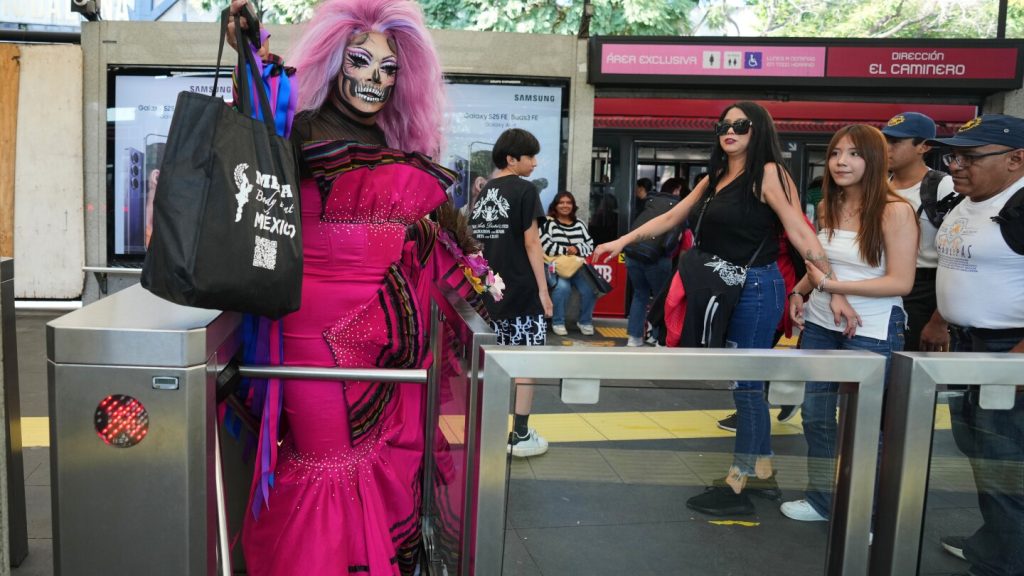 مسيرة جماعية لمجتمع LGBTQ+ في مسيرة كاتريناس في مكسيكو سيتي للدفع من أجل الظهور