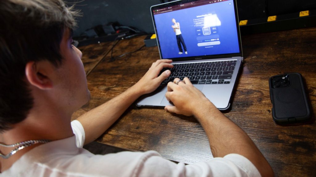 تقوم شركة Character.AI بحظر القاصرين من التفاعل مع برامج الدردشة الآلية الخاصة بها