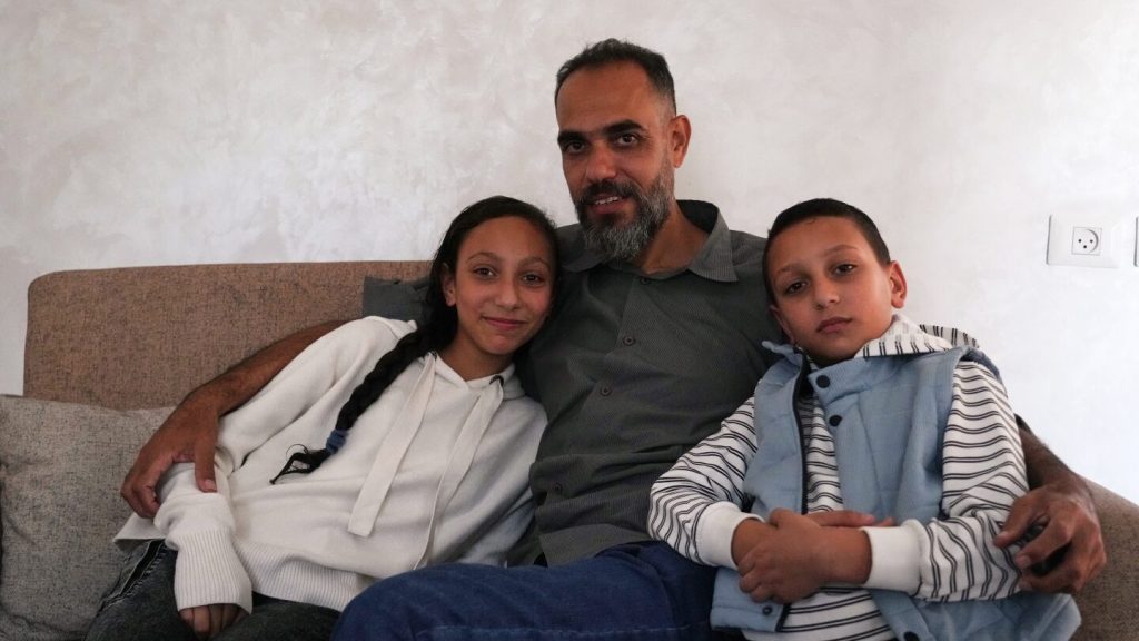 يعود أب من الاعتقال الإسرائيلي ليجد غزة وعائلته محطمين