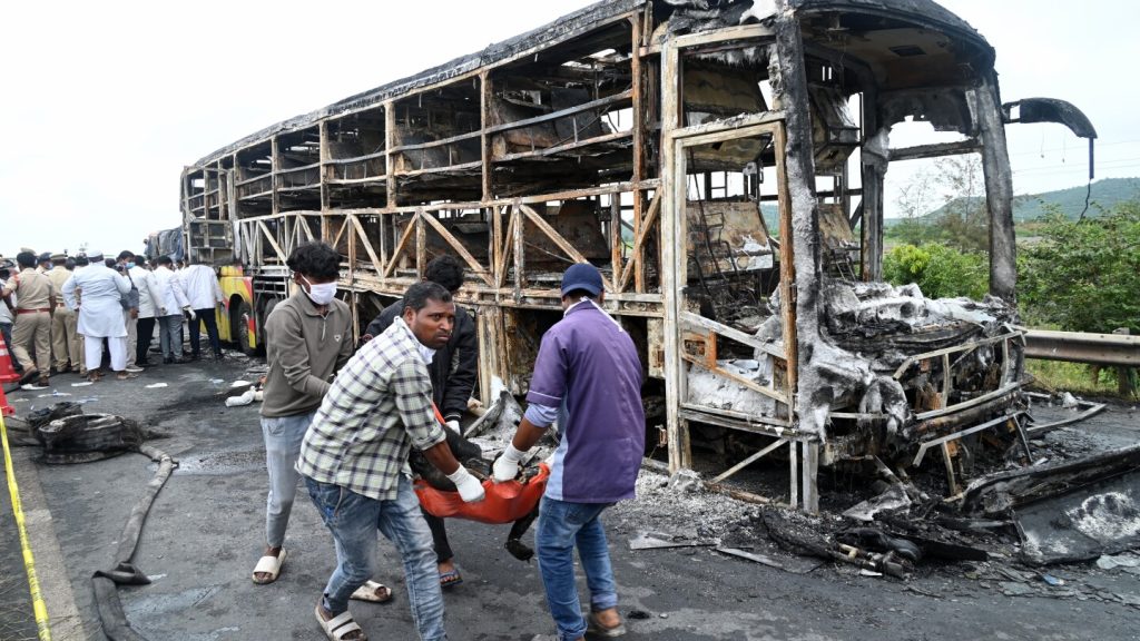 اندلع حريق في حافلة بعد اصطدامها بدراجة نارية في جنوب الهند، مما أسفر عن مقتل 25 شخصا على الأقل