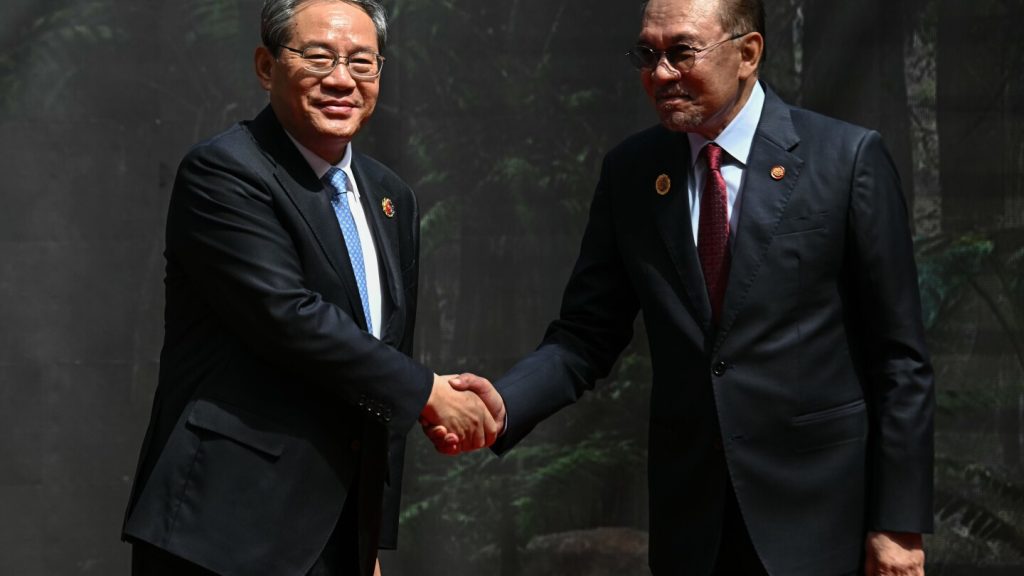 أنور ماليزيا يدعو إلى الحوار بشأن الإكراه في قمة شرق آسيا