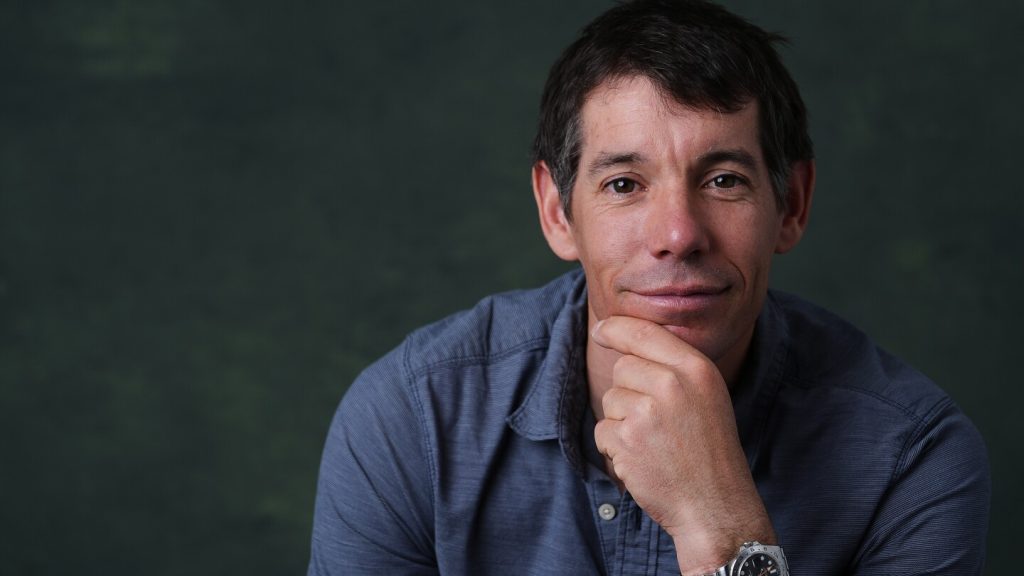 يتولى متسلق “Free Solo” Alex Honnold مشاريع بدءًا من البودكاست البيئي وحتى تسلق ناطحة السحاب