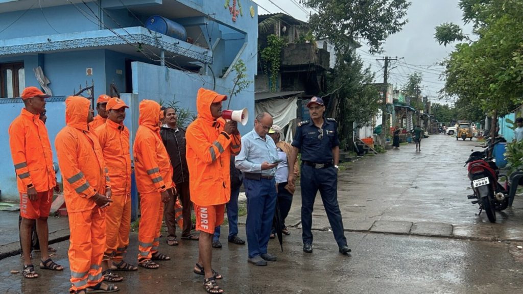 إعصار مونثا يصل إلى اليابسة في الهند، ويهدد الملايين بأمطار غزيرة ورياح عاصفة