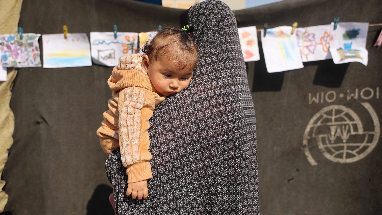 “نحن نكره الشتاء”: الفلسطينيون يواجهون المطر دون ملاجئ بينما تسد إسرائيل الخيام