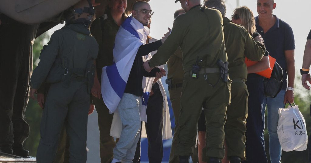 الرهينة الإسرائيلي المفرج عنه يقول إنه تعرض للعنف الجنسي في غزة، بحسب تقارير تلفزيونية