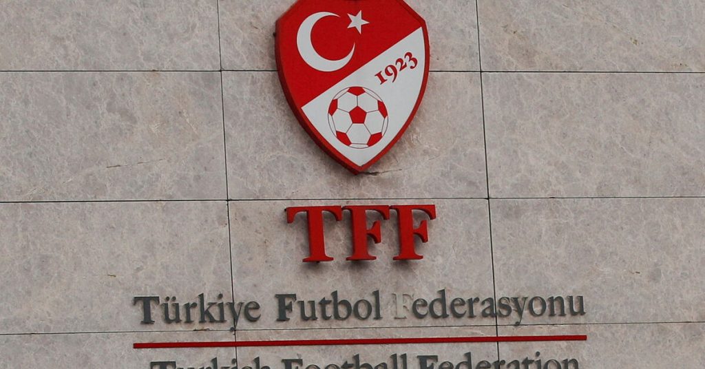 تركيا تأمر باعتقال 17 حكماً ورئيس النادي في تحقيق بشأن المراهنات