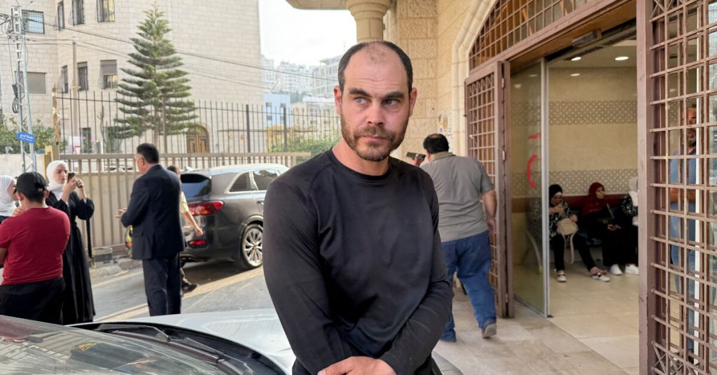 قال شهود إن مستوطنين إسرائيليين يهاجمون فلسطينيين وصحفيين أثناء موسم قطف الزيتون في الضفة الغربية