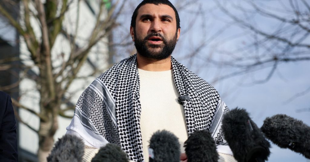 معلق بريطاني مؤيد لفلسطين يصل إلى بريطانيا بعد الإفراج عنه من الاحتجاز في الولايات المتحدة