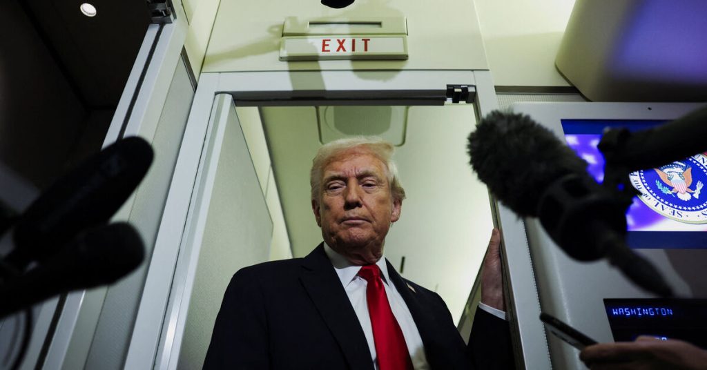 ترامب يدعو إلى إعادة فحص الأفغان الذين وصلوا الولايات المتحدة خلال فترة رئاسة بايدن.