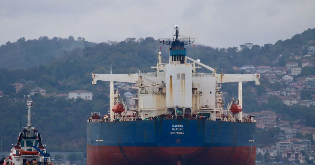 انفجارات تستهدف ناقلات نفط محظورة قبالة ساحل تركيا، وأنقاذ مستمر.