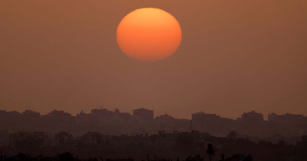 تتجاوز حصيلة الوفيات في غزة 70 ألفًا، حسب وزارة الصحة.