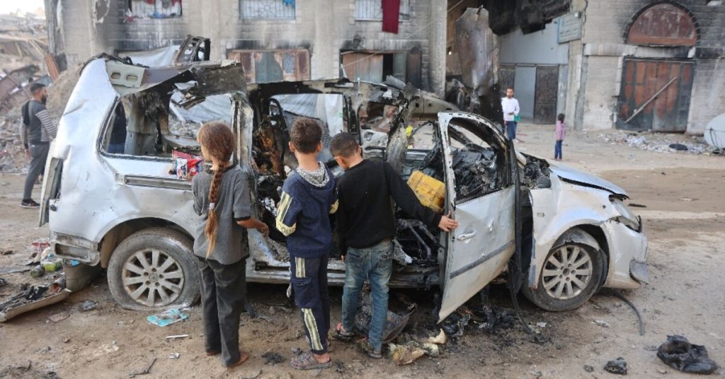 غزة: الدفاع المدني يعلن عن مقتل 21 شخصًا في غارات إسرائيلية.