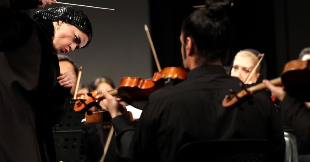 إيران أول قائدة أوركسترا امرأة تلهم الآخرين