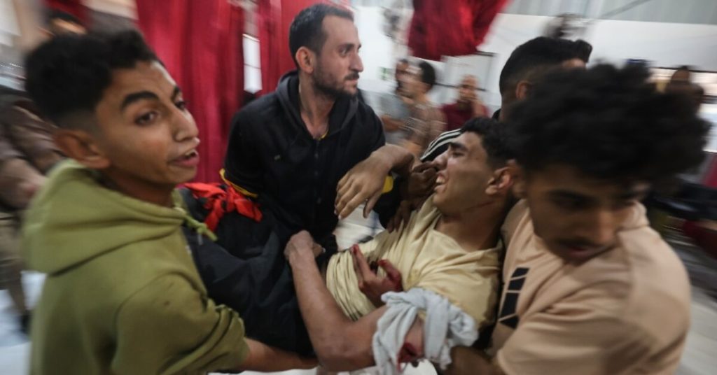 الدفاع المدني في غزة يعلن عن مقتل 21 شخصًا في غارات إسرائيلية.