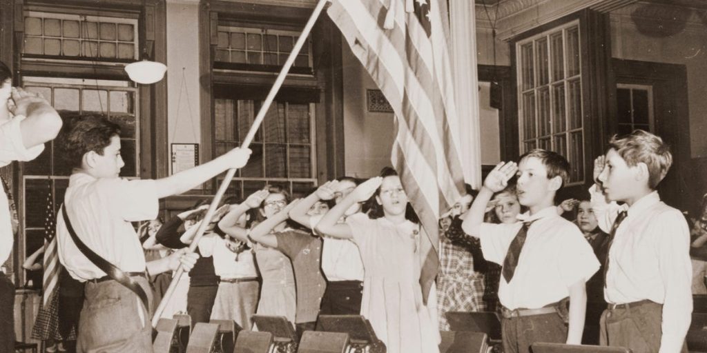 صور توثق تطور تدخل الحكومة الأمريكية في التعليم عبر التاريخ.