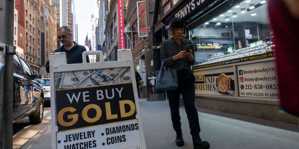 الذهب يتراجع لكن محللو غولدمان ساكس يتوقعون انتعاشا قادما من وول ستريت