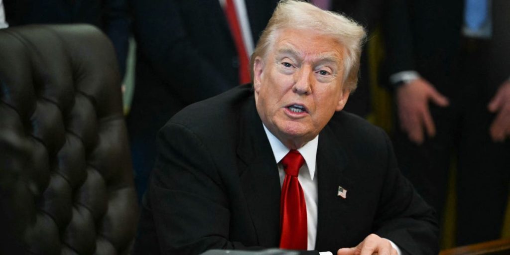 ترامب يوصي بمنح مكافأة 10 آلاف دولار لمراقبي الحركة الجوية الذين لم يتغيبوا أثناء الإغلاق.