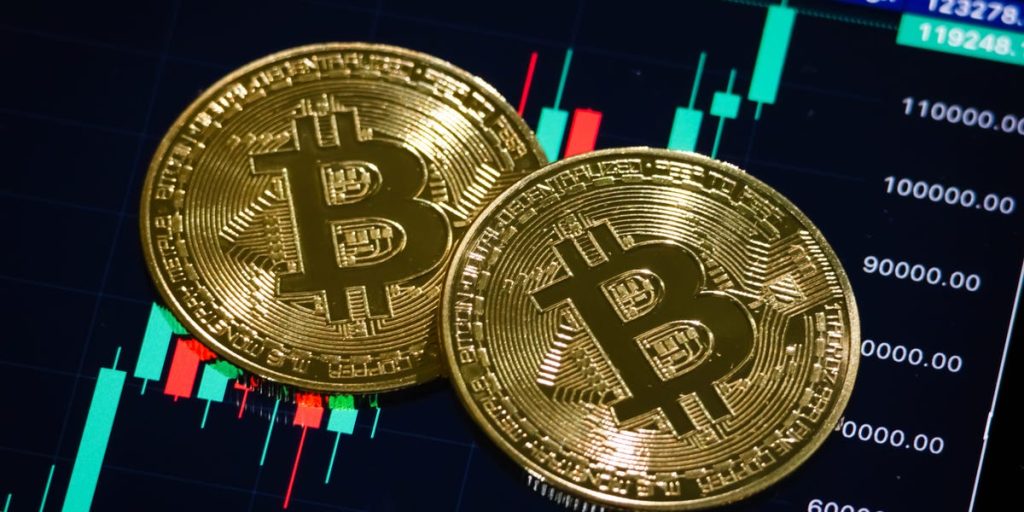 ثلاثة أسباب تقود عملة البيتكوين إلى محو مكاسبها لهذا العام