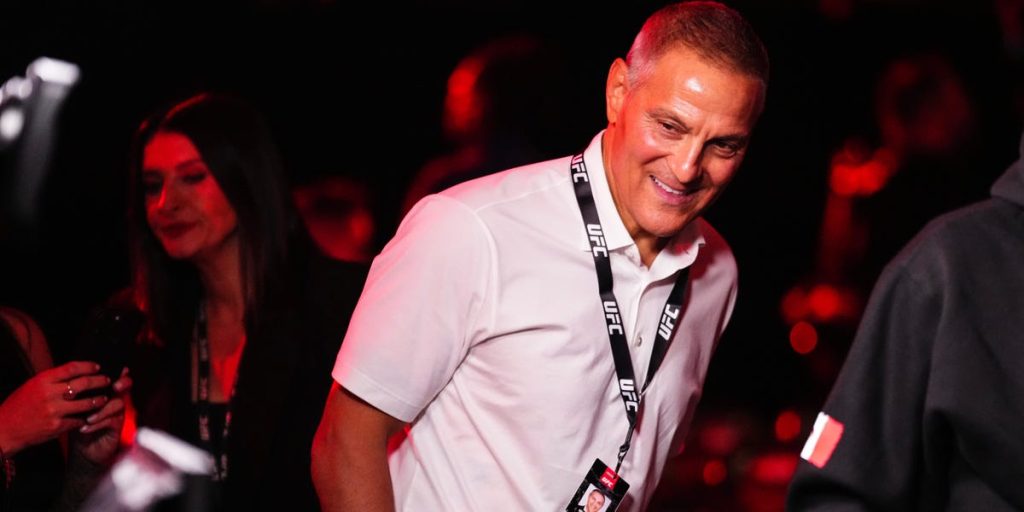 آري إيمانويل يرغب في استضافة نزالات (UFC) بواسطة روبوتات أوبتيموس لإيلون ماسك.