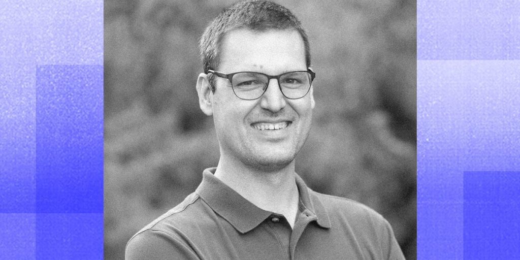 استقال موظف من وظيفته براتب 700 ألف دولار، وتعلم درسًا حول المال والسعادة.