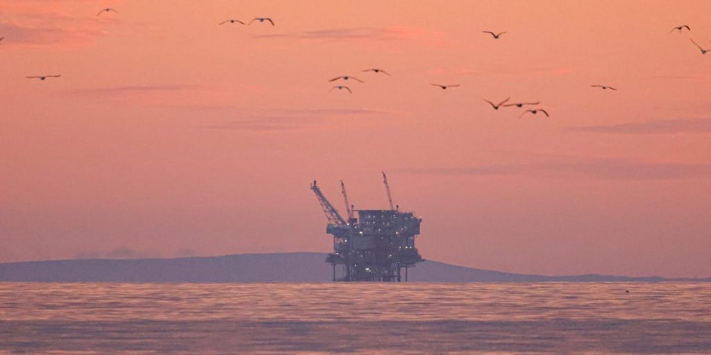 جيه مورغان يتوقع انخفاض أسعار النفط بأكثر من 50% خلال العامين القادمين.