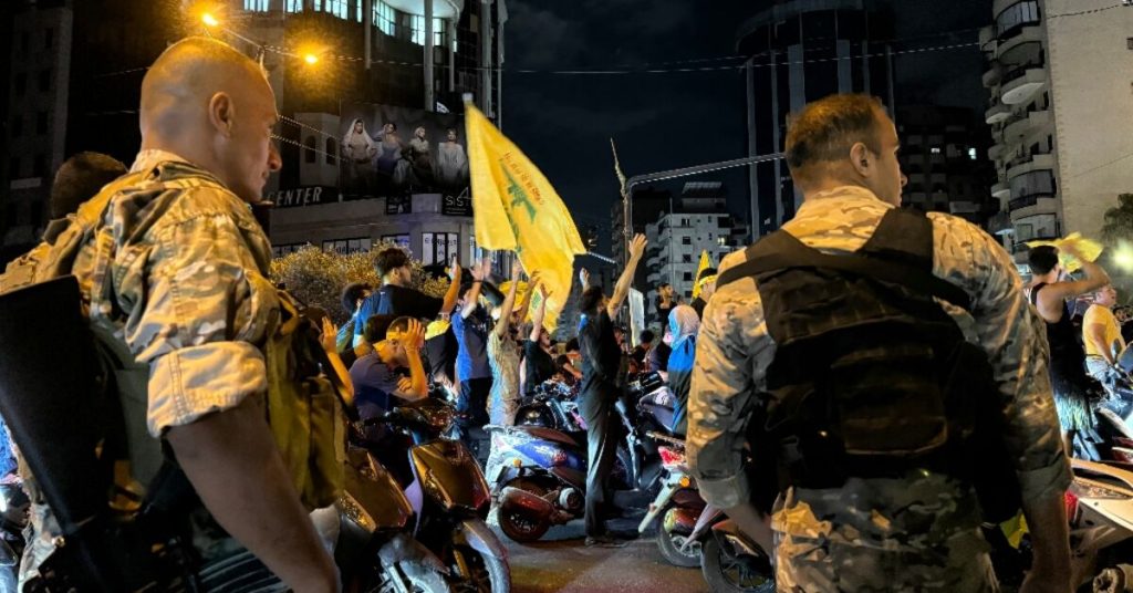 الجيش اللبناني يواجه ضغوطًا أمريكية وإسرائيلية بشأن نزع سلاح حزب الله.