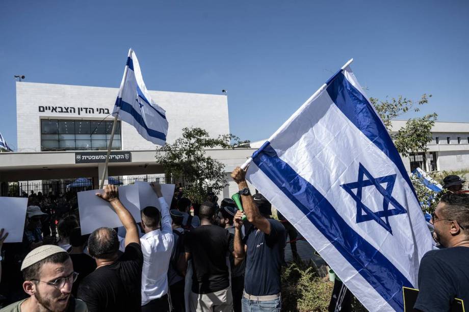 جنود إسرائيليون أدينوا بتعذيب معتقل فلسطيني في سدي تيمان يتباهون بالجريمة