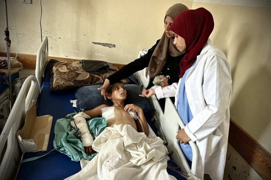 وتقول منظمة الصحة العالمية إن أكثر من 16,500 شخص في غزة بحاجة إلى رعاية طبية عاجلة