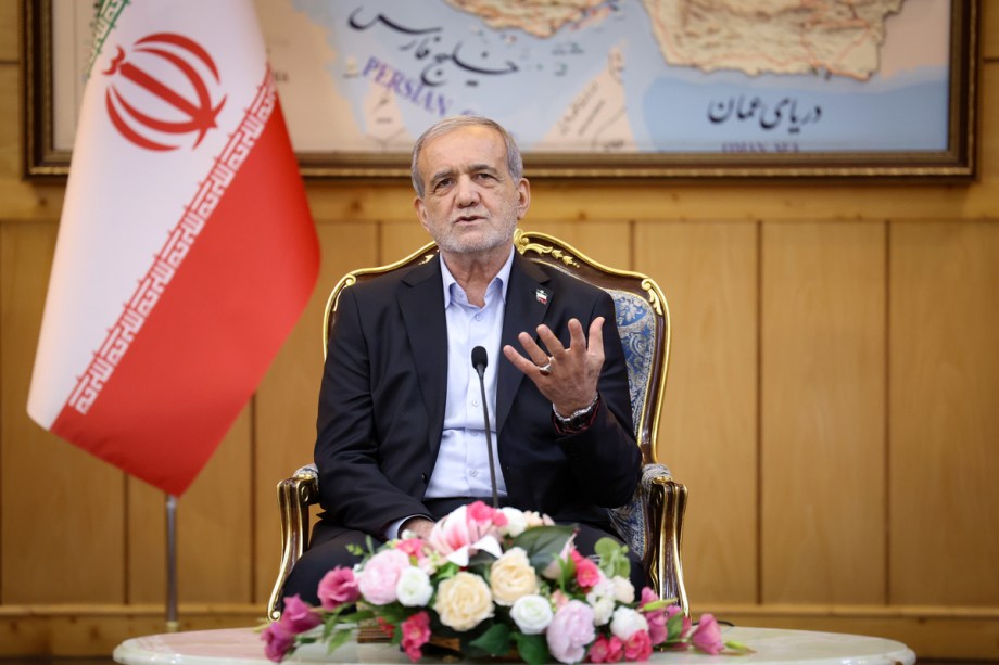 الرئيس الإيراني يحذر من أنه قد يتعين إخلاء طهران وسط تفاقم أزمة المياه